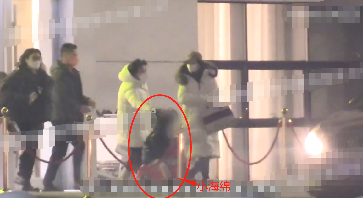 baby和儿子机场亲密互动！小海绵大胆骑箱子滑行，双脚翘起好兴奋