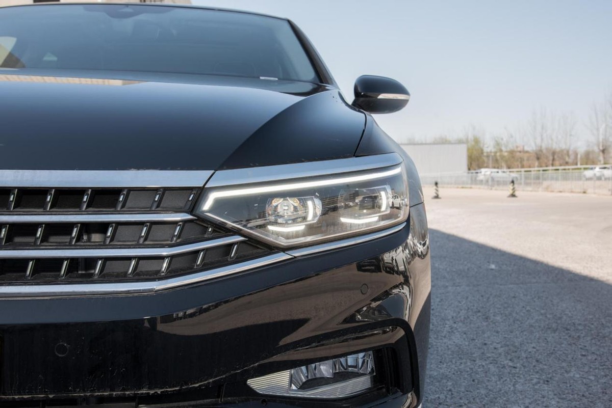 轴距2871mm，外观沉稳大气，内饰精致有内涵，试驾大众迈腾