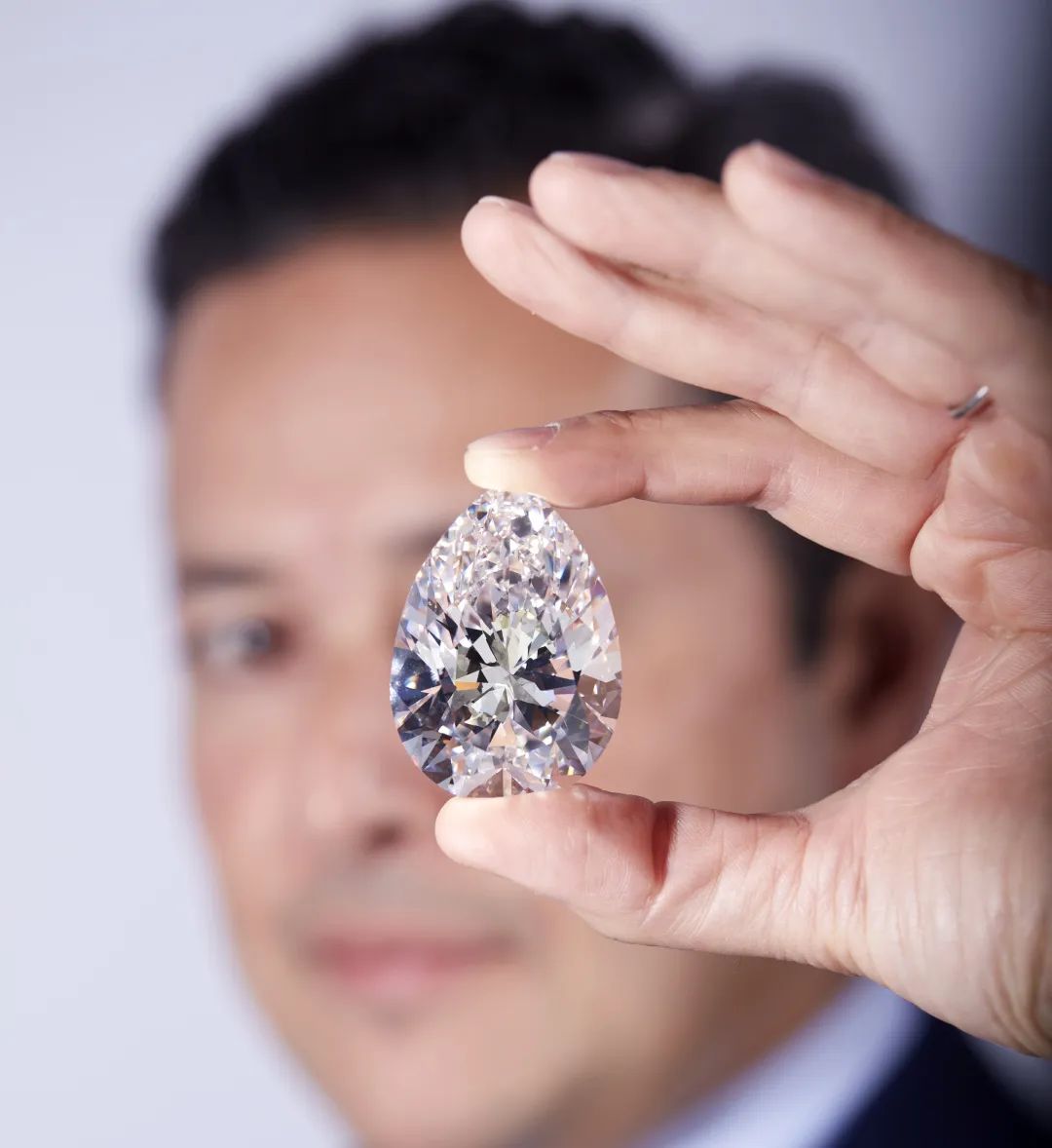 31 克拉白钻昨天又拍上亿!钻石到底怎么买才能赚到翻?