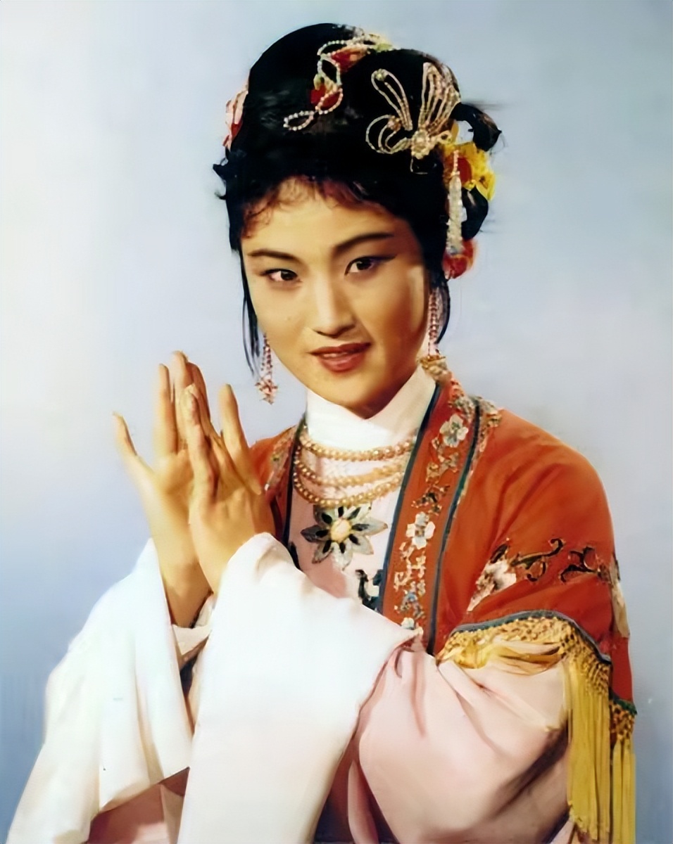 94岁“林妹妹”优雅老去，一头银发配一身唐装，气质依然优雅高贵