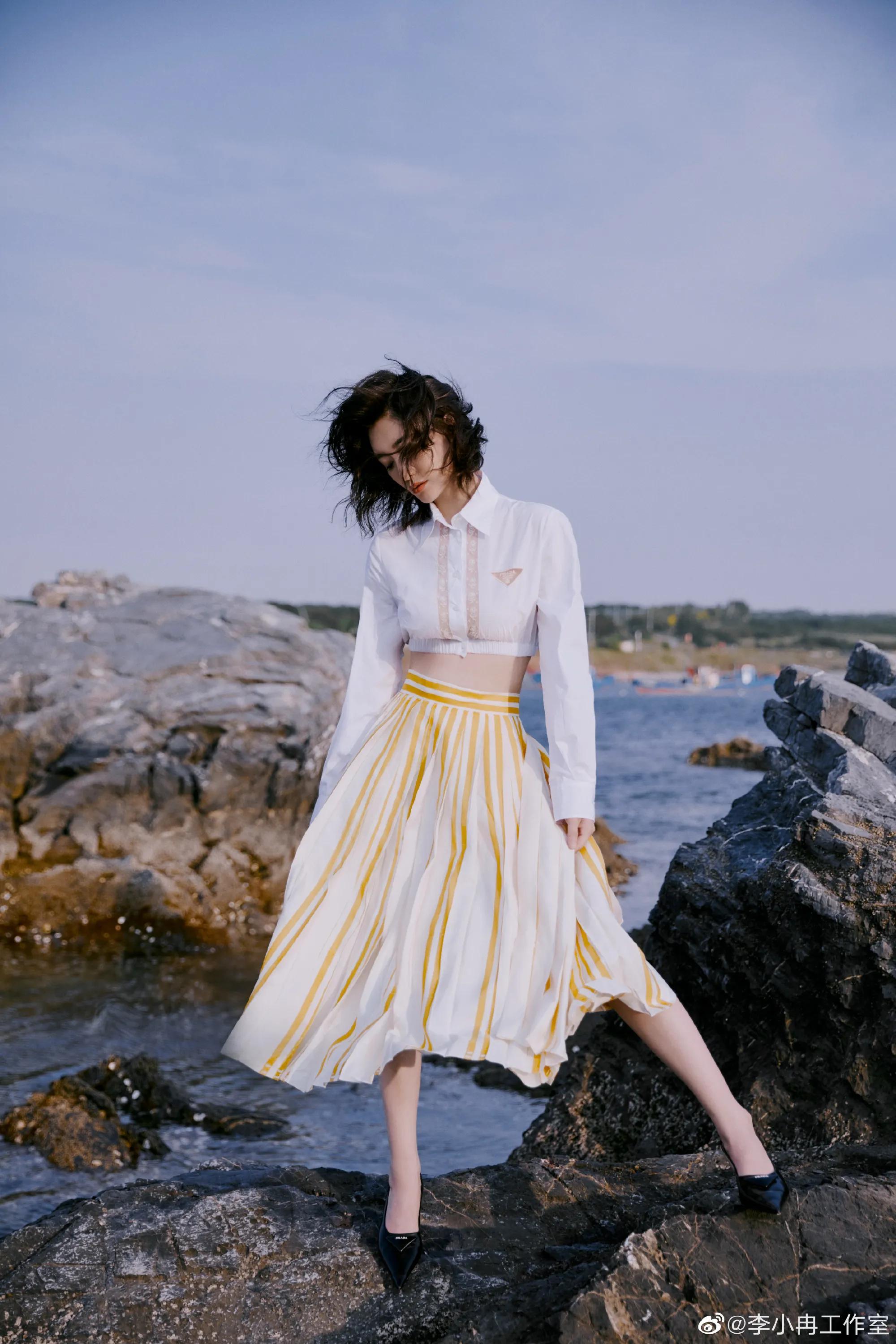 李小冉海岸礁石质感大片