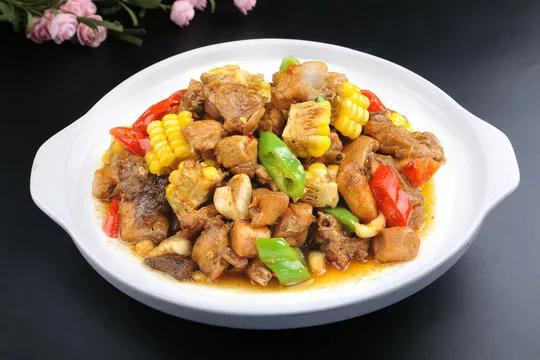 炖鸡块，鸡块焯水就错了，难怪腥气发柴不好吃，大厨：这样做才对