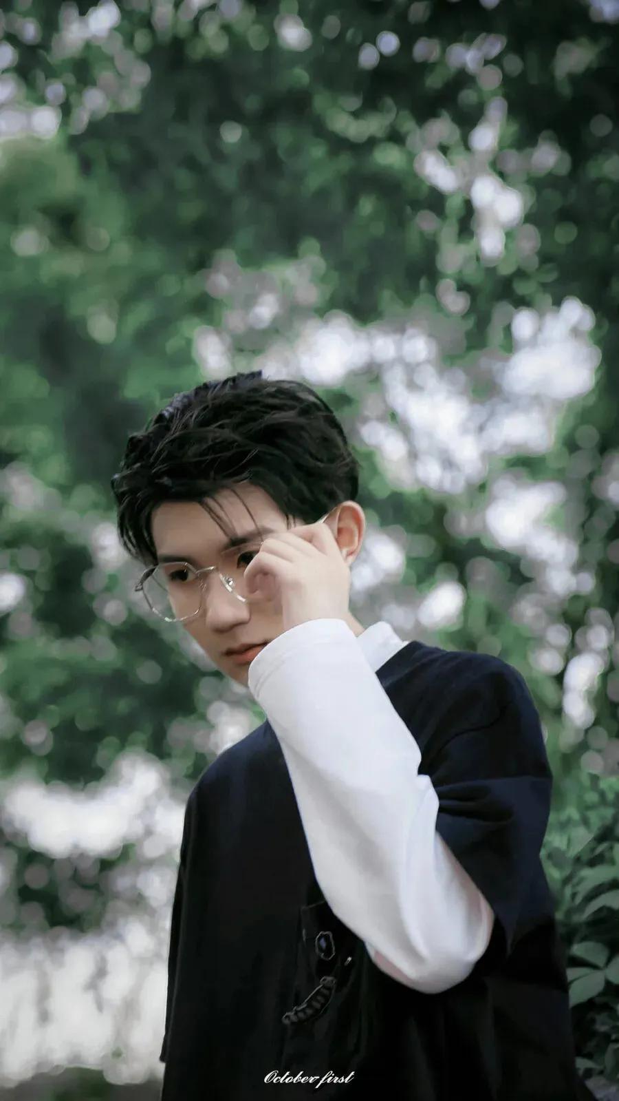 王俊凯易烊千玺王源高清壁纸，哪张壁纸最好看呢