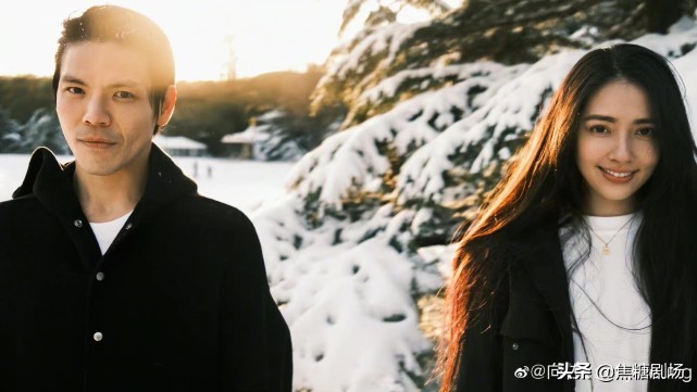 向佐晒一家三口照，轻抚妻子腹部满脸幸福，郭碧婷大肚抢镜