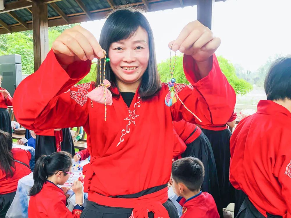 金桥小学参加“非遗传播周·青青艾草香悠悠故里情”主题活动