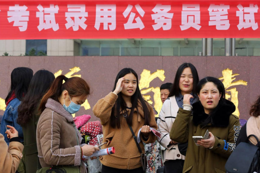 公务员或将实现“聘任制”，20万年薪有望到手，但铁饭碗会被打破