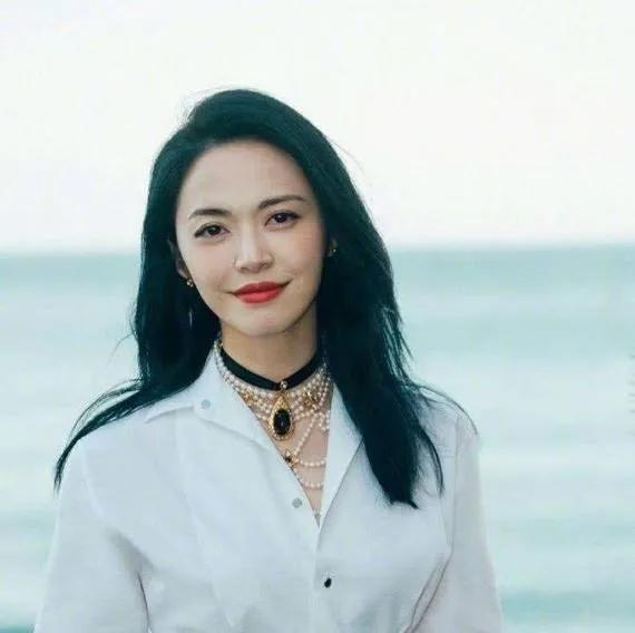 从“大嘴女孩”到“微博女王”，姚晨凭什么那么牛？