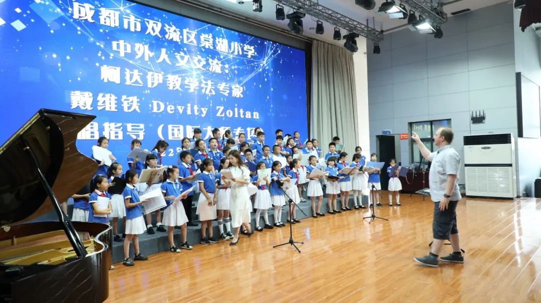 国际合唱大师戴维铁老师莅临成都市双流区棠湖小学指导新苗合唱团