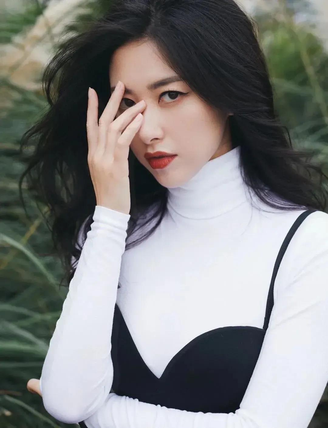 金晨少有的粉色西服套裙干练有型，杨幂彩虹针织毛衣温婉典雅