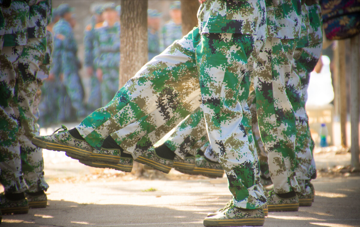 5年过去了，当年在工地上收到大学通知书的搬砖男孩，当上了军官