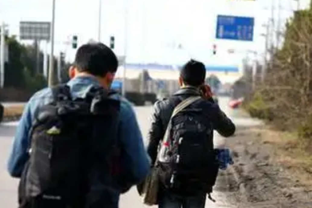 为啥上大学后，学生除了要生活费很少主动联系父母？心酸却是常态