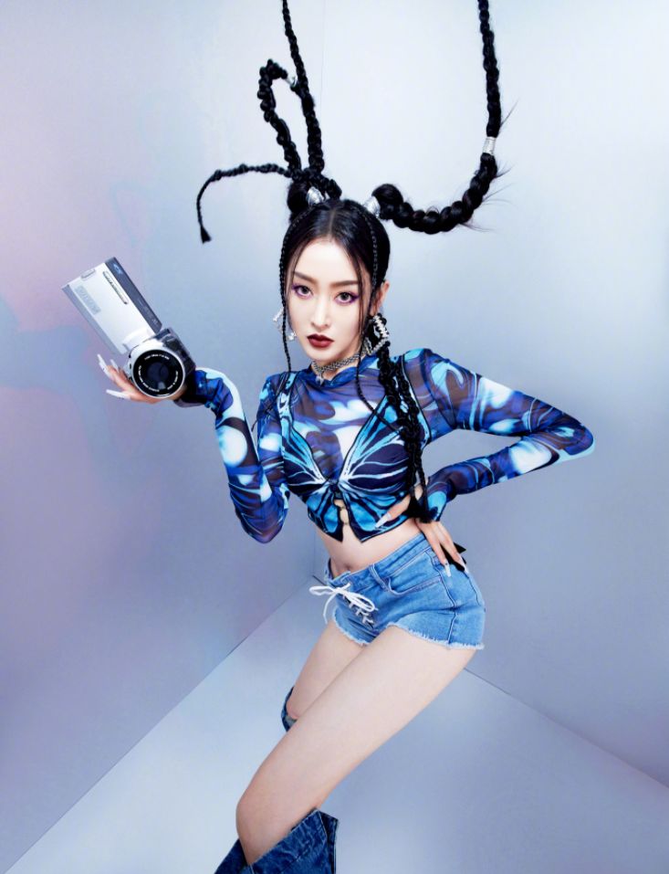 张天爱穿短裤秀大长腿，机械风配朝天辫十分酷飒，身材相当火辣