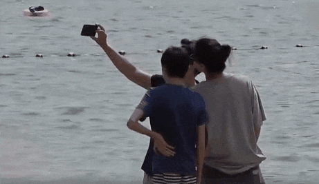 袁咏仪儿子晒澳门旅行照，15岁魔童高大帅气，文案被指求生欲满满