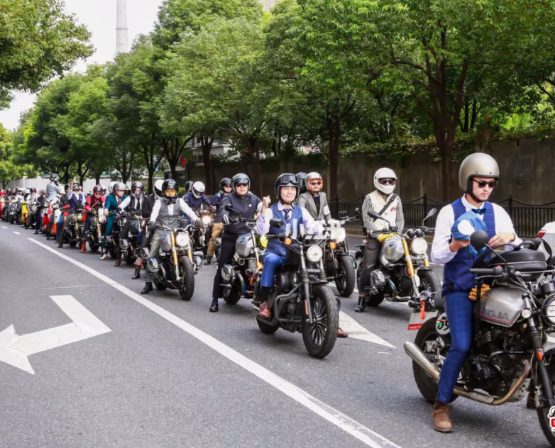 露營(yíng)大火后，年輕人盯上摩托車