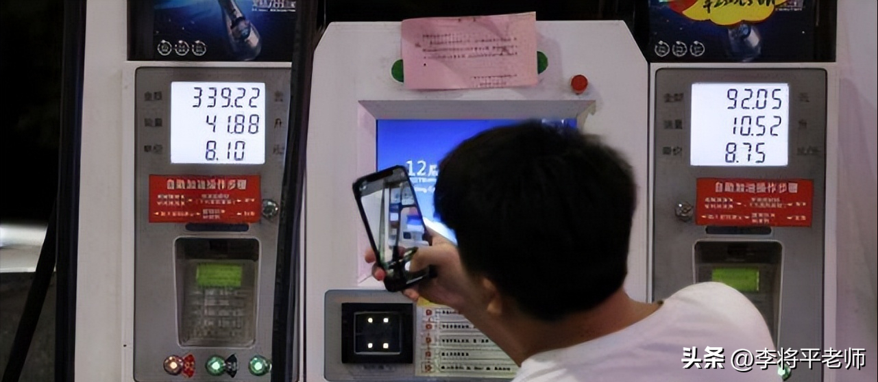 倒水打伞贴报纸，新能源车的天幕玻璃为何这么坑？车企：省钱啊