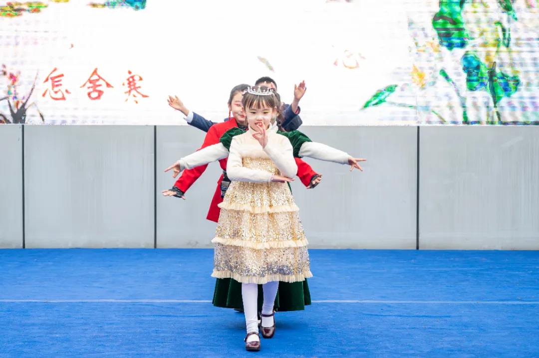 偶像谷爱凌、挑战擦皮鞋、一起向未来！成都开学第一天，太会玩了