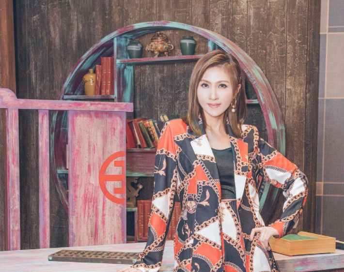 女星突发车祸撞成脑震荡，浑身伤痕遇路人救命，现场画面也曝光