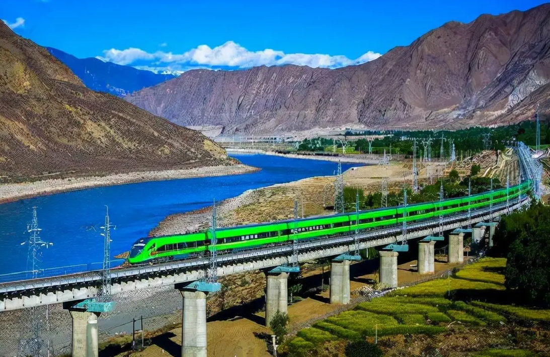 中国建造拉林铁路,16次跨越雅鲁藏布江,9成线路海拔3千米以上