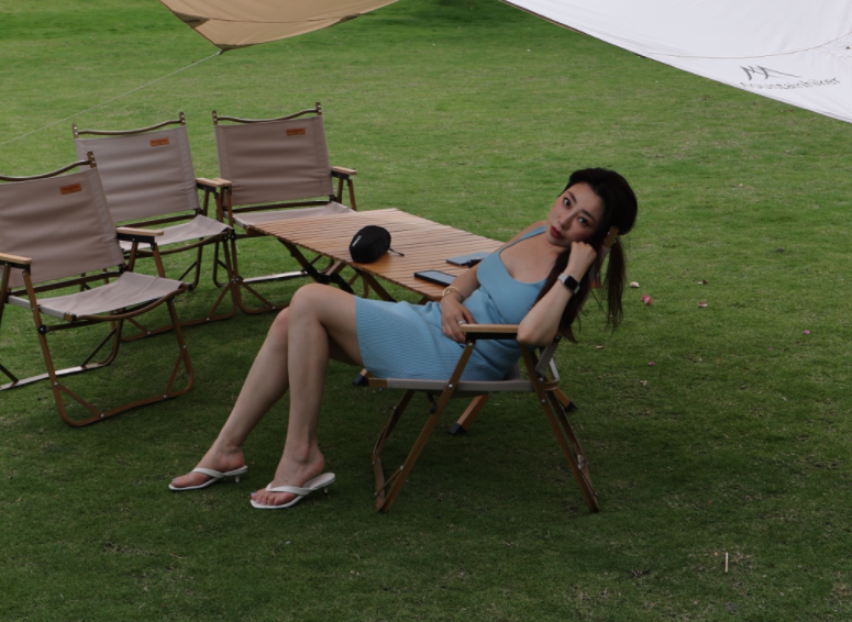 51岁海一天晒全家福，手臂粗壮全肌肉，娇妻衣着清凉身材出挑