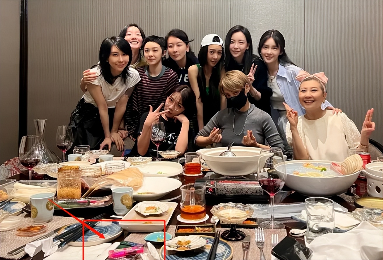 《浪姐3》大合照直接拍到烟盒，聚餐吸烟惹争议