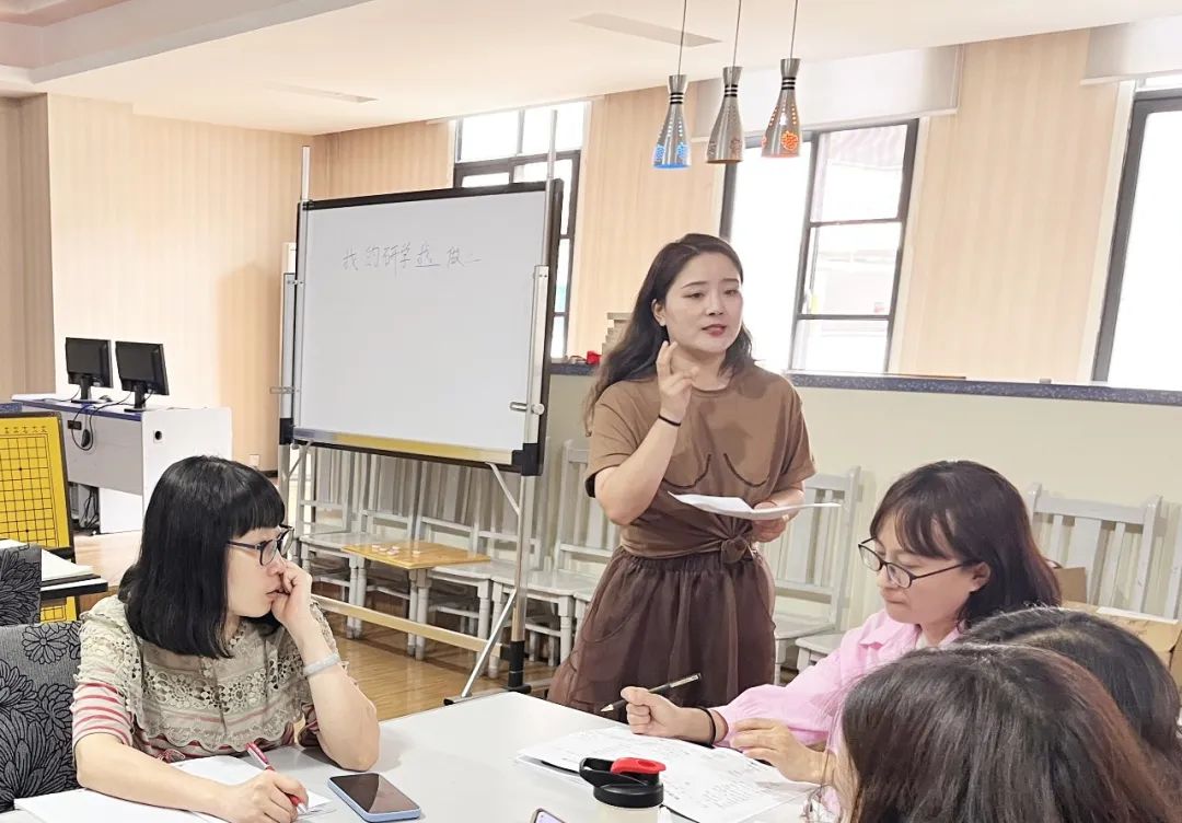 立足专业 关注“心”成长｜棠湖小学德育处召开5月份班主任例会