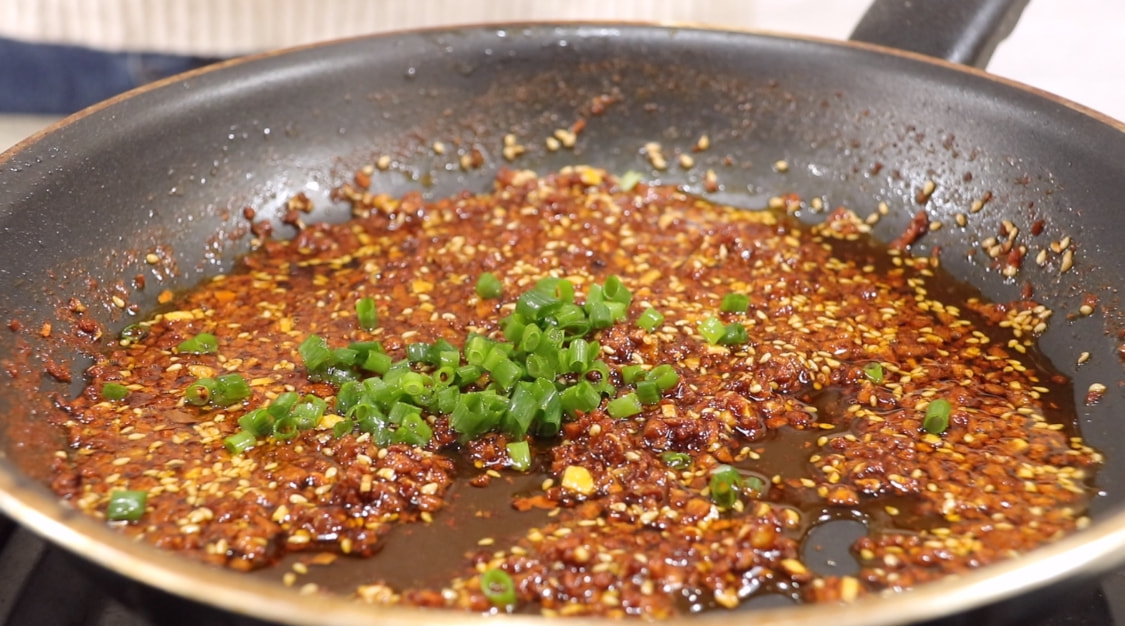 冬天里茄子还能这样吃，往里面打入一个鸡蛋，真香！别不懂吃