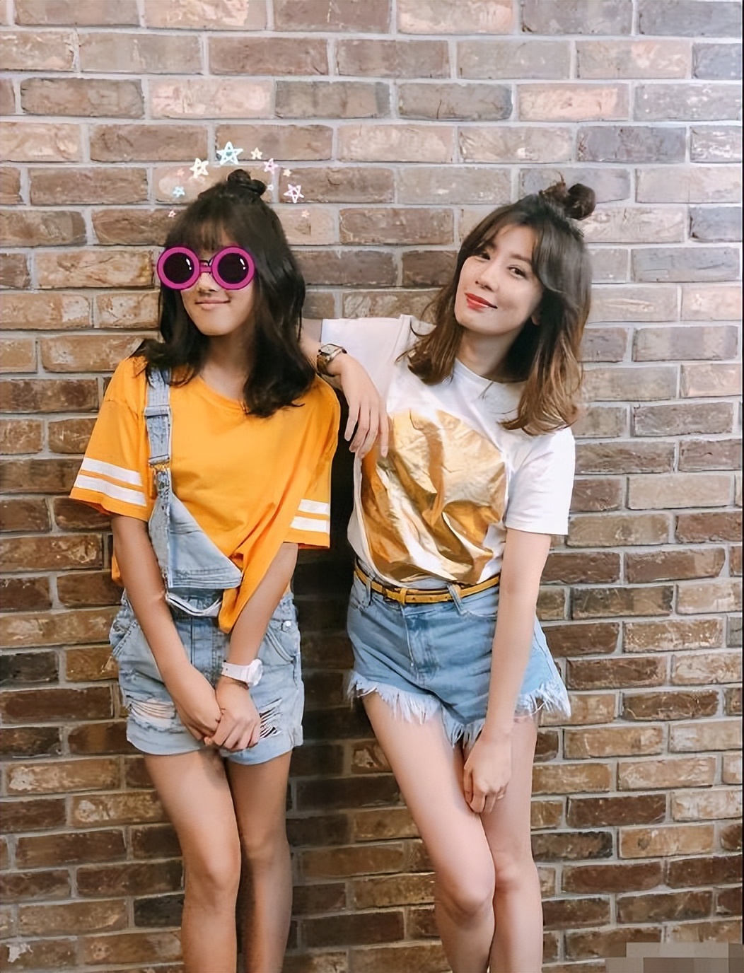 贾静雯晒与大女儿合照，16岁梧桐妹长成美少女，母女同框似姐妹花