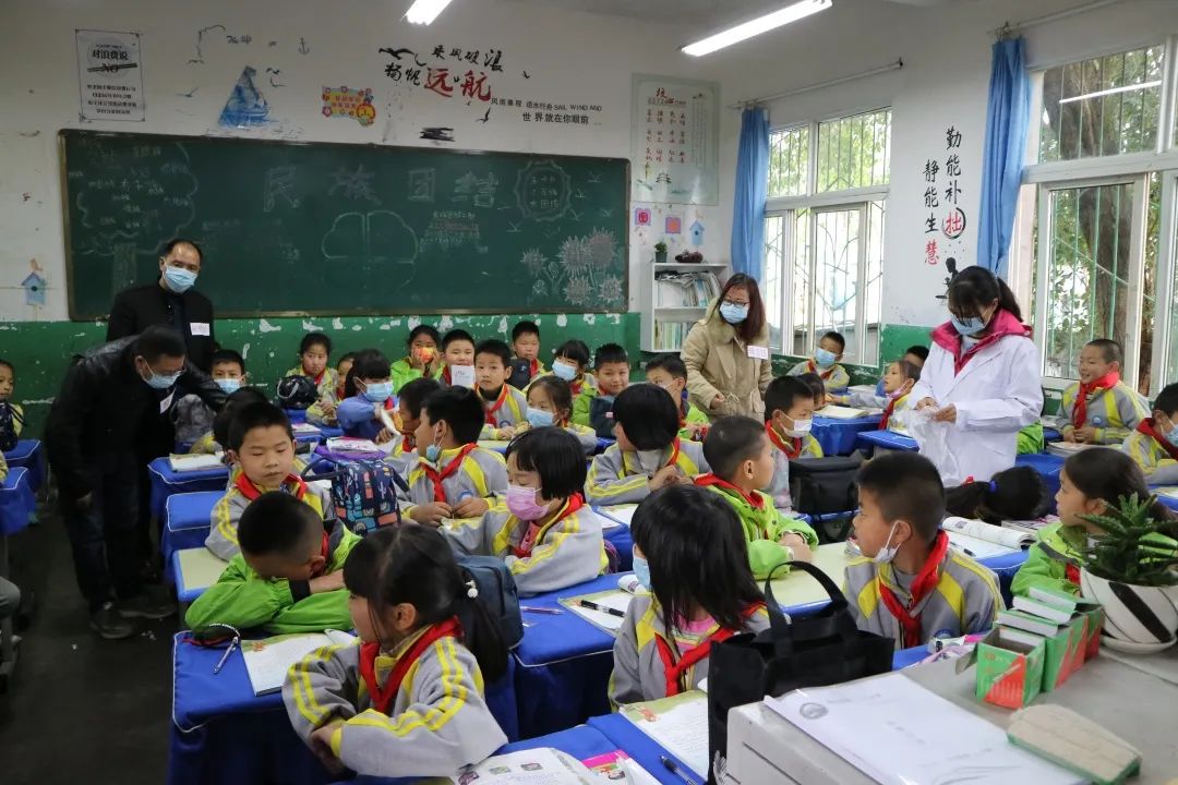 ��ɽ���ڶ�ʮ��Сѧ��չͻ��ʳ���ж�Ӧ������