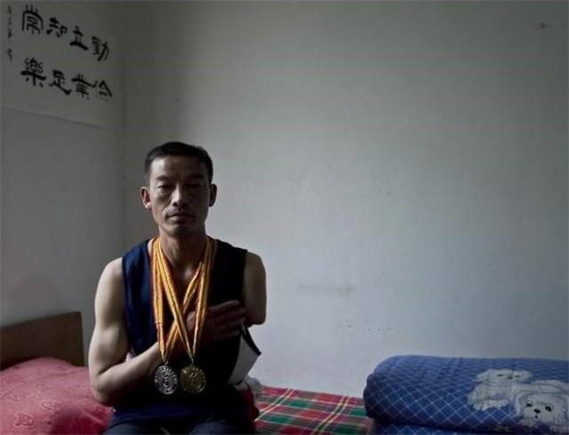 華山挑夫可能無人再接班：擔140斤走2公裡，賺的都是血汗錢