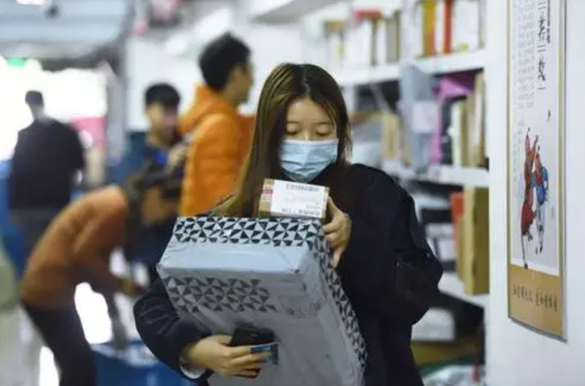 大学生一个月该有多少生活费？1500元算不算低标准，学生们如何说