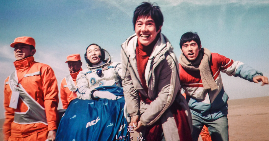 全员零片酬，黄渤无替身爬22米旗杆，《我和我的祖国》幕后故事