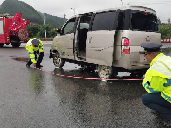 交通事故发生后，应该先报警还是先拨打保险公司的电话？