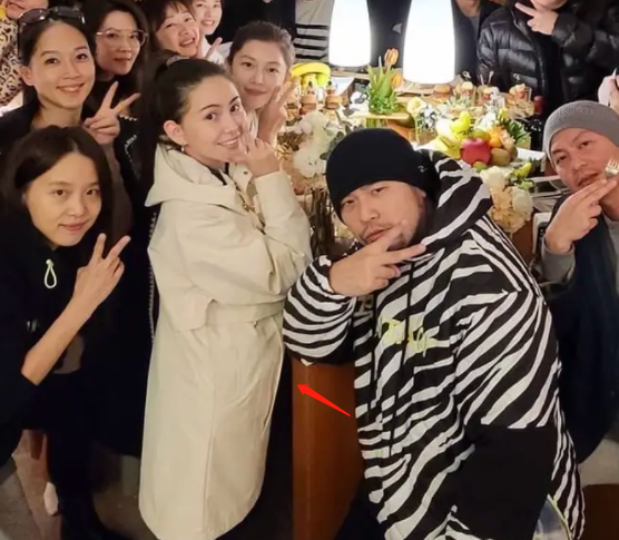 周杰伦官宣三胎，网友调侃生的孩子比发的歌都多，催促其快出专辑