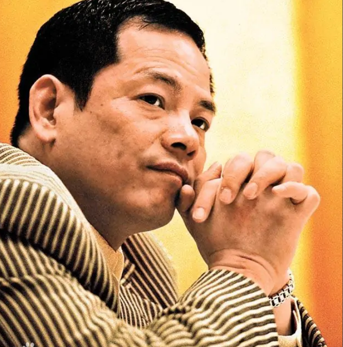 和混血嫩模“人肉沙发”的周焯华，也走到了今天
