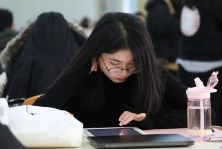 研究生公开“学费清单”，看到真实金额后，农村家长红了眼眶