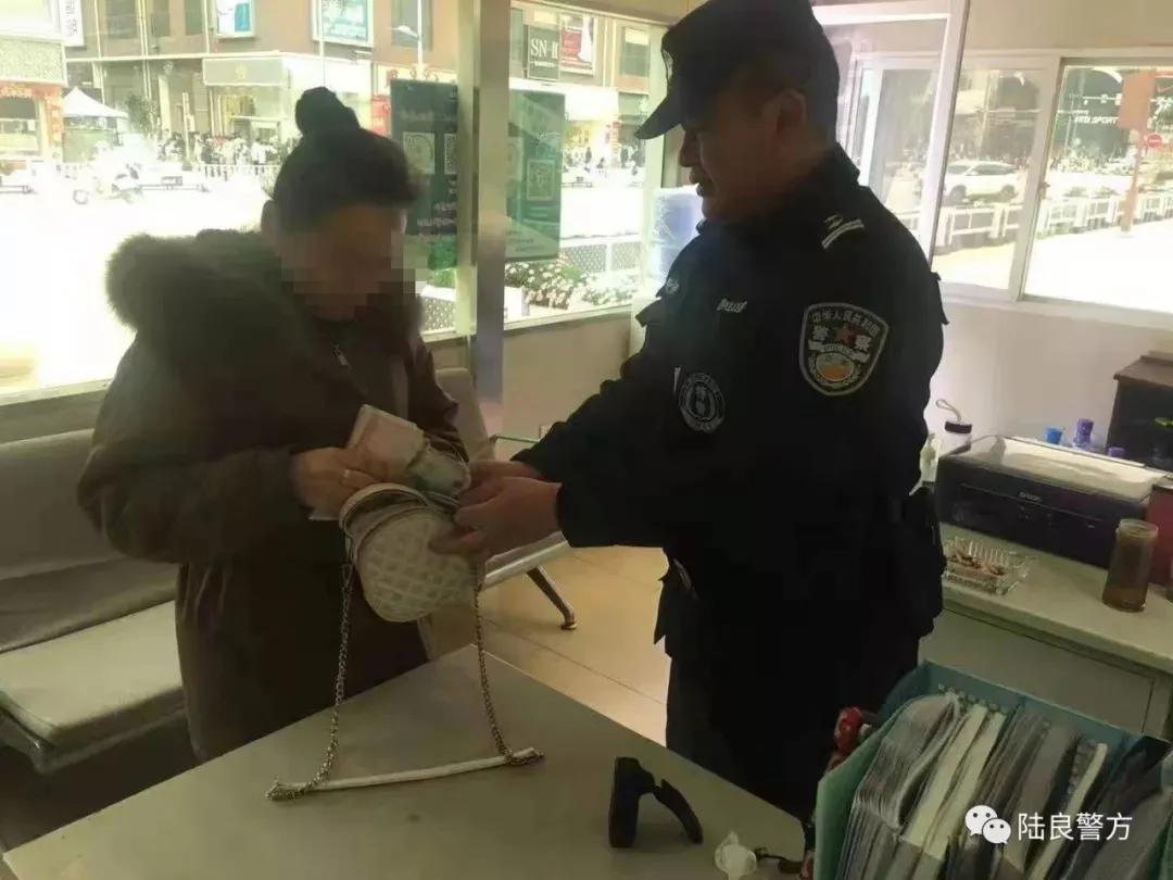 迎风雪 战严寒 群众过大年 爨警保平安