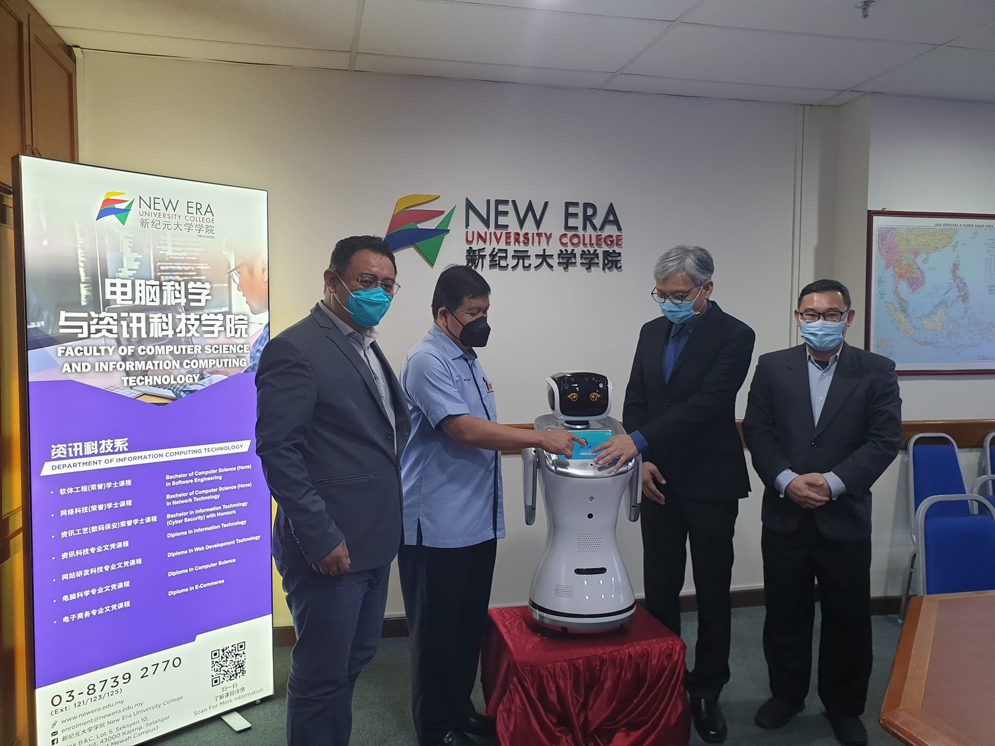 加影州议员许来贤赞助一台士博智能科技的三宝智能机器人