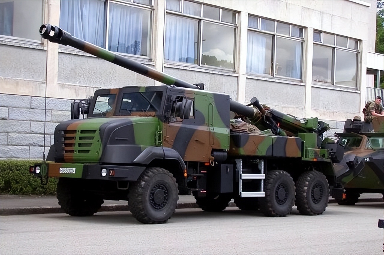 世界兵器大观:法兰西别出心裁的设计,"凯撒"车载炮