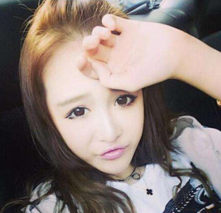 同是赵本山的种，把前妻女儿和后妻女儿一对比，差距一目了然