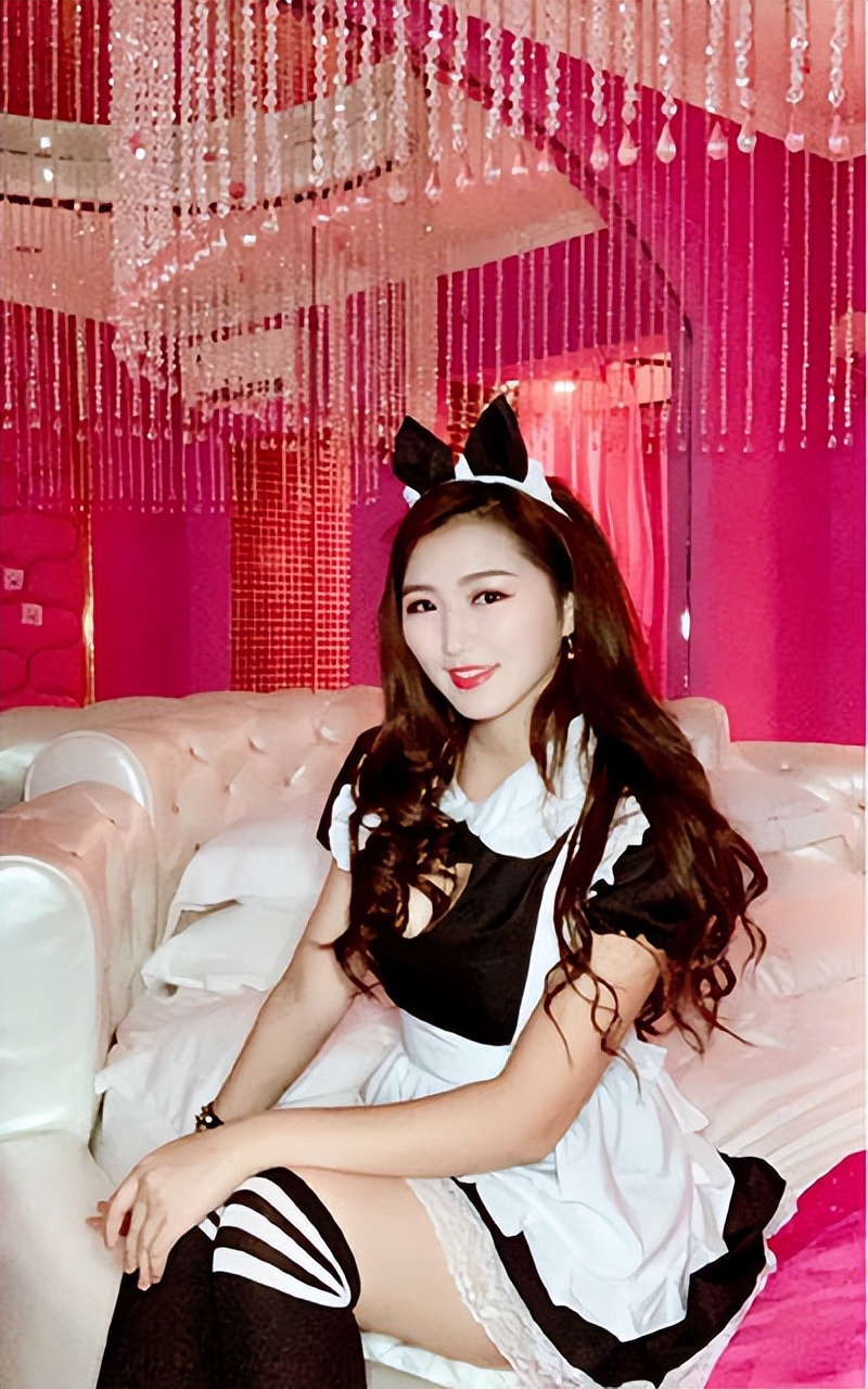 女网红沈樵，自拍15部视频获利30余万元，为钱与人视频聊天