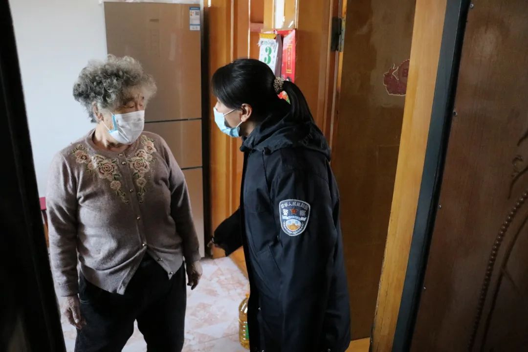予人玫瑰 手有芬芳—辉南县法院“学雷锋进社区”走访慰问困难家庭