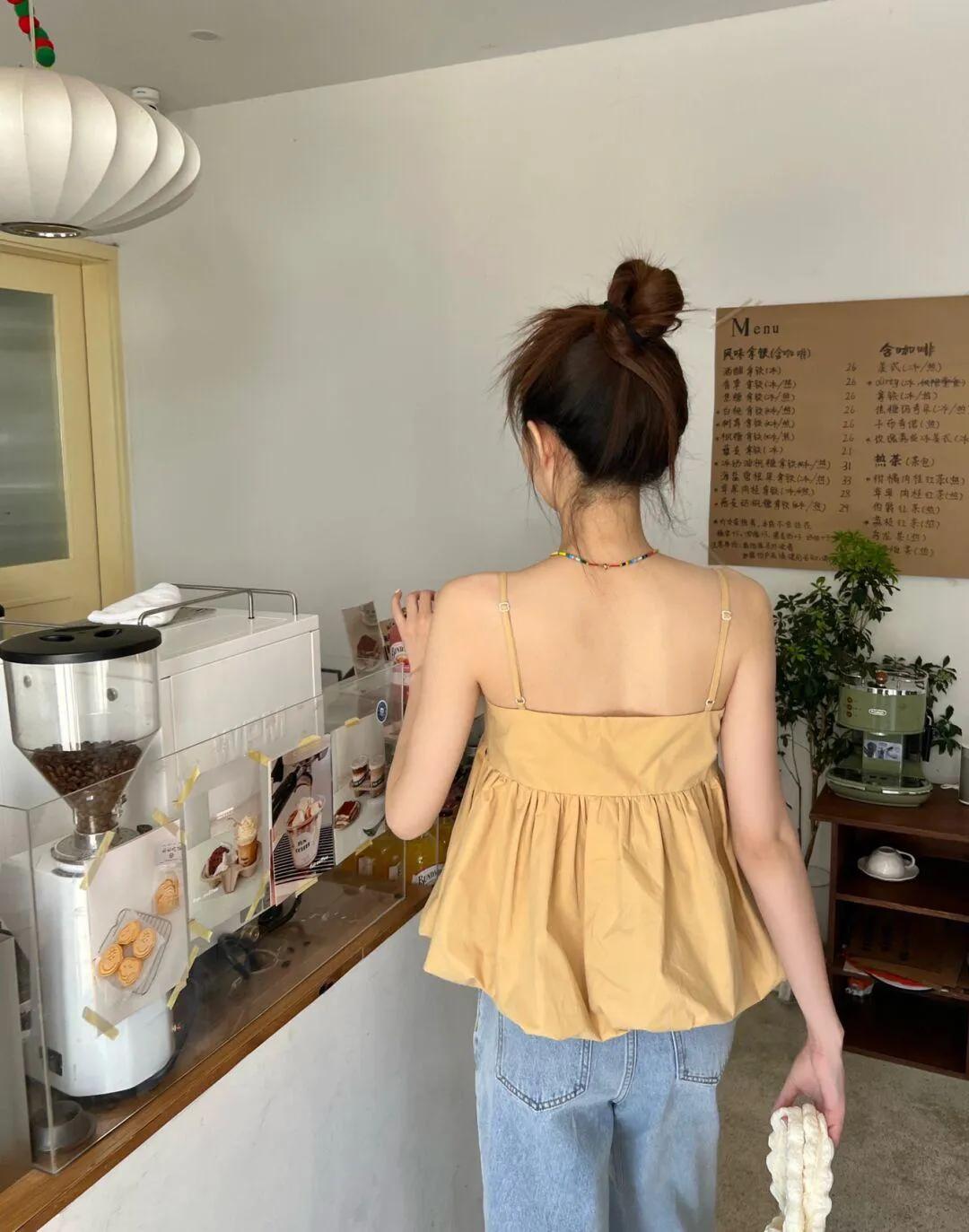 徐璐晒私服照，穿吊带衫配阔腿裤，轻快减龄有活力，少女感十足