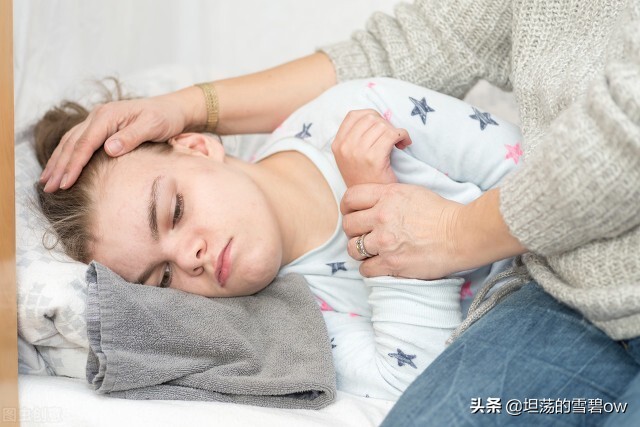 孩子体温高、有翻白眼及四肢抽搐，热惊≠癫痫，注意4件事不能做