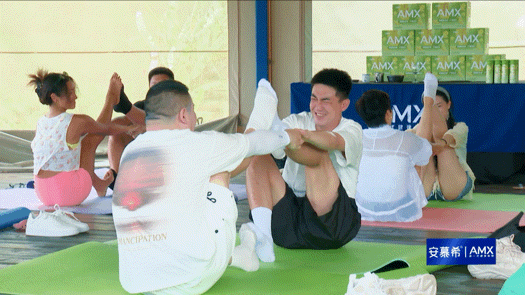 今晚的笑点，是林更新的痛苦换来的！快给这双人瑜伽笑疯