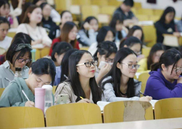 学校旁边开什么店最赚钱（高利润行业已显露）