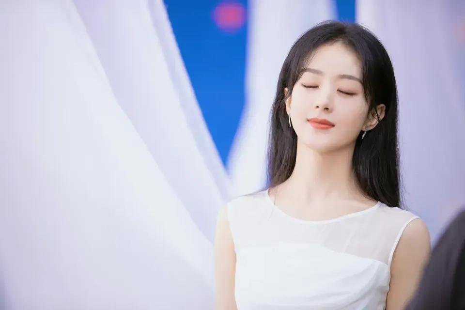 美丽可爱的赵丽颖，幼态的五官，亲和力的笑容，自强、善良、上进