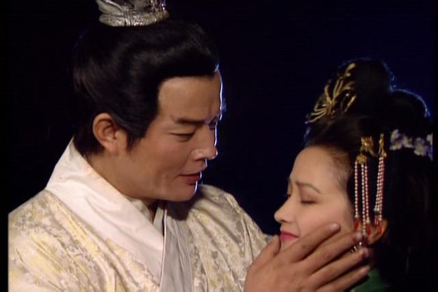 小乔,乔玄之女,汉末建安三年(公元189年),东吴孙策欲取荆州,命周瑜为