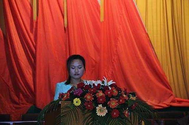 安徽光棍兄弟收养弃婴，给拖拉机装土赚奶粉钱，34年后女婴成教师