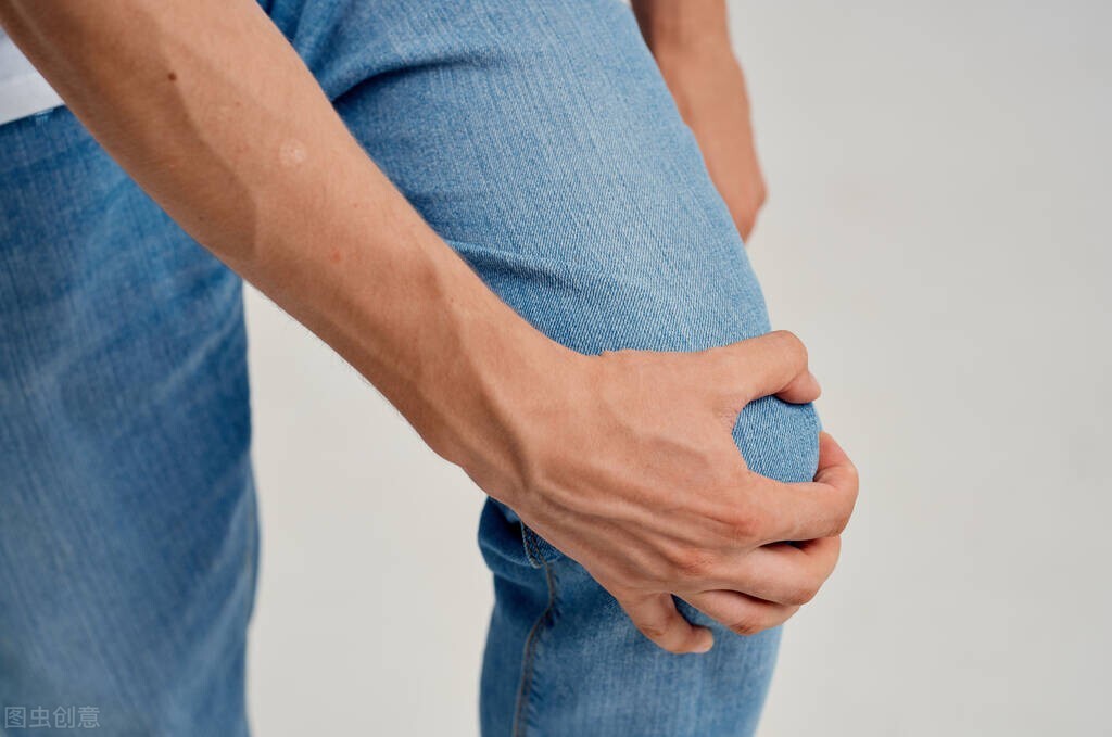 走路时膝盖突然“软”一下，是咋回事？两个信号或是膝关节在求救