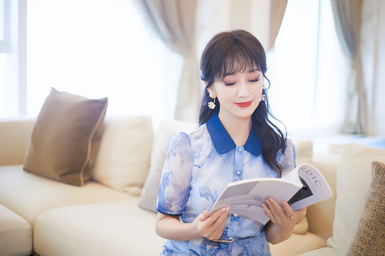 68岁赵雅芝穿蓝裙气质优雅 肌肤紧致状态不输少女